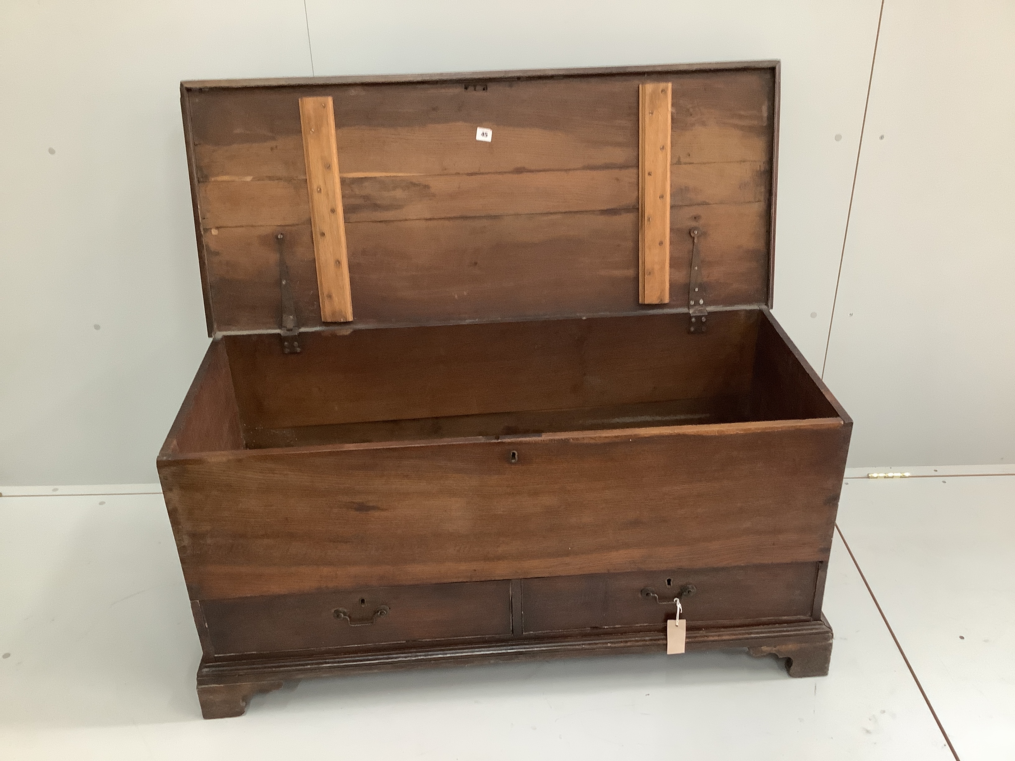 An early 19th century oak mule chest, width 123cm, depth 52cm, height 60cm